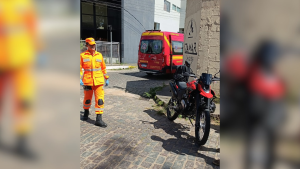 Adolescente fica ferida após colisão entre motocicletas no Centro de Formiga-MG