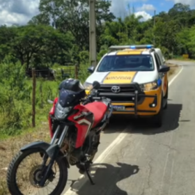 Motocicleta furtada é recuperada na BR-252; homem é preso por receptação e adulteração
