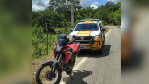 Motocicleta furtada &eacute; recuperada na BR-252; homem &eacute; preso por recepta&ccedil;&atilde;o e adultera&ccedil;&atilde;o