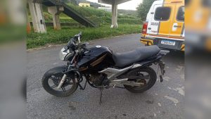 Motociclista fica gravemente ferida ap&oacute;s batida com ambul&acirc;ncia na MG-050, em Ita&uacute;na