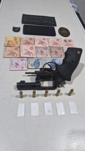 Den&uacute;ncia de tr&aacute;fico leva Guarda Municipal a apreender drogas e arma em Nova Serrana