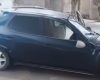 Carro bate em árvore e ocupantes fogem após acidente em Oliveira