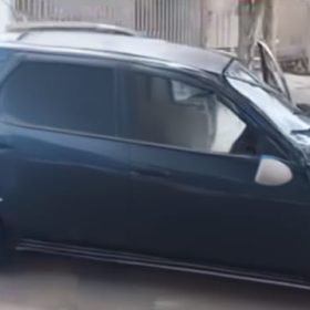 Carro bate em árvore e ocupantes fogem após acidente em Oliveira