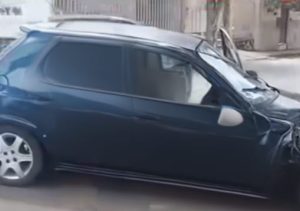 Carro bate em &aacute;rvore e ocupantes fogem ap&oacute;s acidente em Oliveira