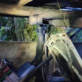 Casa pega fogo em Lagoa da Prata
