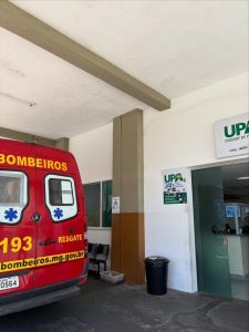 Formiga: Mulher fica ferida após acidente entre moto e carro
