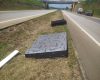 Colchão e cama caem de caminhão na BR-262 e provocam acidente em Nova Serrana