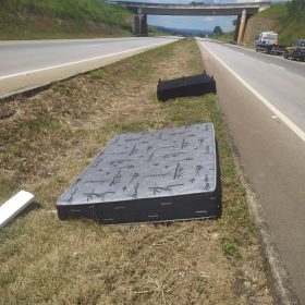 Colchão e cama caem de caminhão na BR-262 e provocam acidente em Nova Serrana