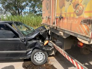 Motorista b&ecirc;bado bate na traseira de caminh&atilde;o na BR-494, em Divin&oacute;polis