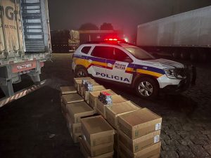 PM impede furto de R$ 1,1 milh&atilde;o em perfumes na BR-381, em Itatiaiu&ccedil;u