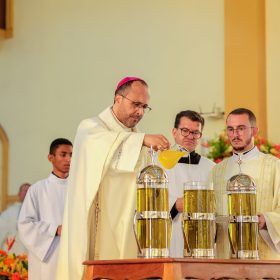 Igreja Católica celebra unidade e bênção dos santos óleos na Semana Santa