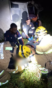 Caminh&atilde;o capota e deixa v&iacute;tima presa &agrave;s ferragens em Oliveira
