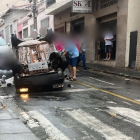 Carro capota no Centro de Itaúna e duas pessoas são socorridas pelos Bombeiros
