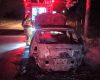 Carro fica totalmente danificado após incêndio na MG-431 entre Pará de Minas e Itaúna
