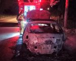 Carro fica totalmente danificado após incêndio na MG-431 entre Pará de Minas e Itaúna
