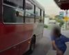 Vídeo: homem apedreja ônibus e foge após batida na Grande BH
