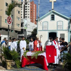 Domingo de Ramos reúne fiéis em Divinópolis com celebração presidida pelo bispo diocesano