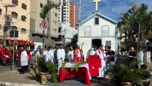 Domingo de Ramos re&uacute;ne fi&eacute;is em Divin&oacute;polis com celebra&ccedil;&atilde;o presidida pelo bispo diocesano