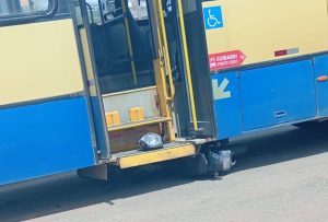 Ônibus passa sobre moto após batida na Rua Jesus Jota