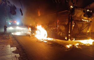 Ônibus é incendiado em BH e criminosos reclamam de situação em presídio