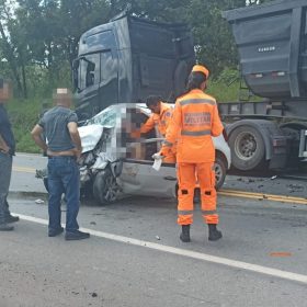 Homem morre em acidente entre carro e caminhão na MG-050, em Carmo do Cajuru