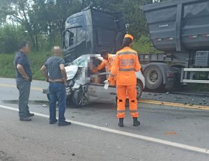 Homem morre em acidente entre carro e caminhão na MG-050, em Carmo do Cajuru