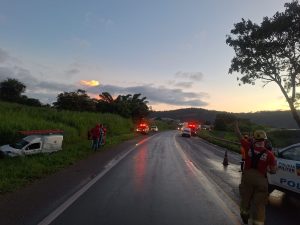 Acidente entre Fiorinos na MG-050 deixa um ferido em Itaúna