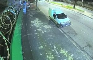Vídeo: ladrão rouba carro, bate em muro e veículo pega fogo em BH