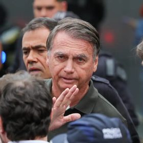 Alexandre de Moraes concede prisão domiciliar a Bolsonaro