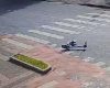 Homem avança sinal vermelho com patinete elétrico e atinge motocicleta no Centro de BH