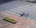Homem avança sinal vermelho com patinete elétrico e atinge motocicleta no Centro de BH