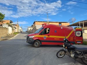 Motociclista fica ferida ap&oacute;s desviar de gato e sofrer queda de moto em Formiga-MG