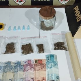 Arcos: PM encontra drogas em veículo; trio é preso