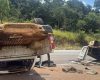 Caminhonete tomba na BR-494 em Itapecerica e quatro ficam feridos