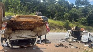 Caminhonete tomba na BR-494 em Itapecerica e quatro ficam feridos