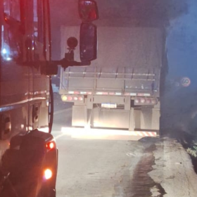Carreta pega fogo na MG-050 em Formiga