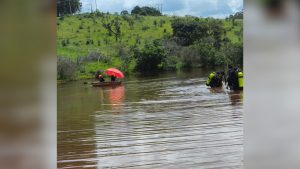 Campo Belo: Bombeiros fazem buscas por poss&iacute;veis corpos de v&iacute;timas do crime organizado em lagoa