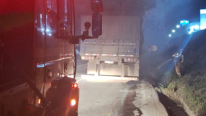 Carreta pega fogo na MG-050 em Formiga