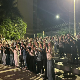 Segunda transmissão do Rosário do Frei Gilson reúne centenas de fiéis na Praça do Santuário, em Divinópolis