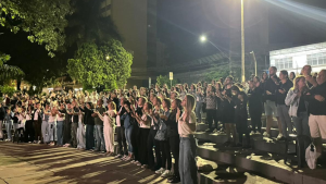 Segunda transmiss&atilde;o do Ros&aacute;rio do Frei Gilson re&uacute;ne centenas de fi&eacute;is na Pra&ccedil;a do Santu&aacute;rio, em Divin&oacute;polis