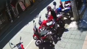 Motocicleta &eacute; furtada no Centro de Divin&oacute;polis e a&ccedil;&atilde;o &eacute; registrada por c&acirc;meras