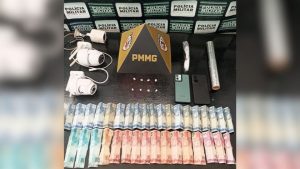 Homem e idosa s&atilde;o presos por tr&aacute;fico de drogas durante cumprimento de mandado em Par&aacute; de Minas