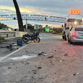 Nova Serrana: Carro na contramão provoca sequência de acidentes na BR-262 e deixa motociclista em estado grave