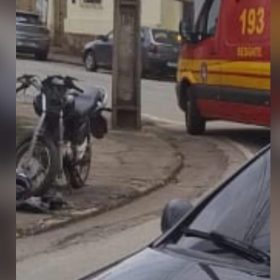 Motociclista fica ferido após colisão com carro no Centro de Itaúna