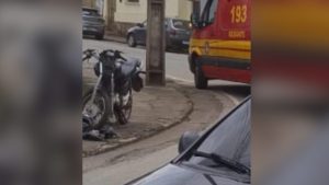 Motociclista fica ferido ap&oacute;s colis&atilde;o com carro no Centro de Ita&uacute;na