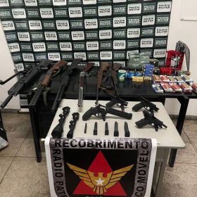 Homem é preso após matar cão a tiros e polícia apreende arsenal de armas em Pará de Minas