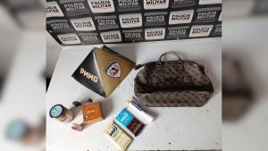 Mulher &eacute; presa ap&oacute;s furtar produtos em farm&aacute;cia no Centro de Divin&oacute;polis