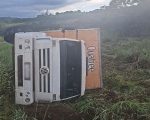 Caminhão sai da pista e tomba nas proximidades do Trevão, em Formiga