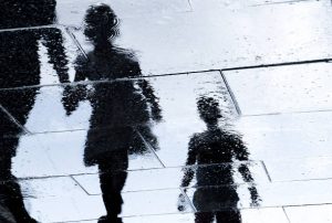 Polícia resgata quatro crianças abandonadas em residência na Grande BH
