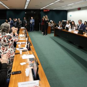 CCJ aprova admissibilidade de propostas que acabam com escala 6×1